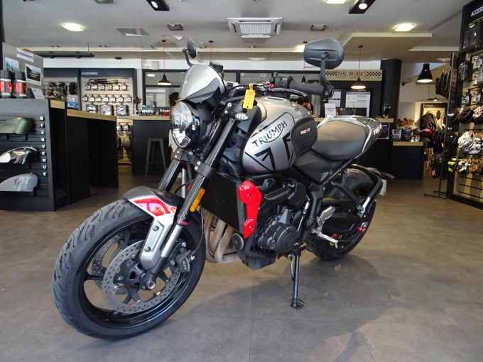 TRIUMPH TRIDENT 660 4