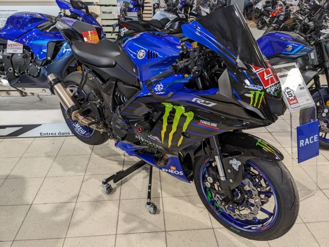 YAMAHA YZF-R7 4