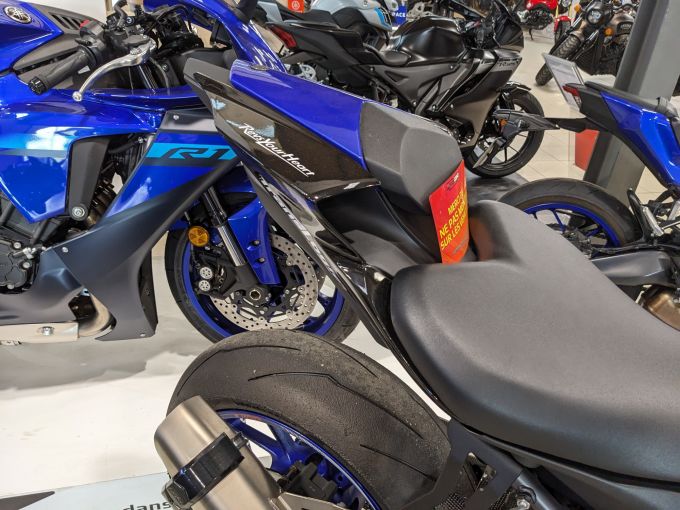 YAMAHA YZF-R7 4