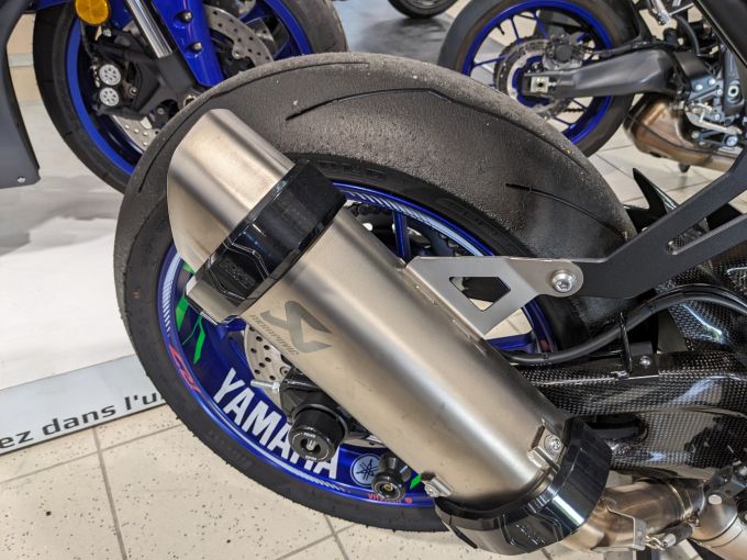 YAMAHA YZF-R7 4