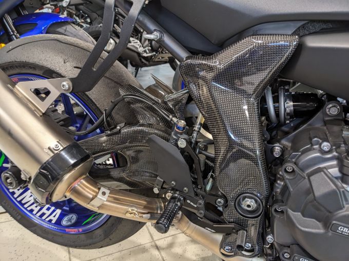 YAMAHA YZF-R7 4