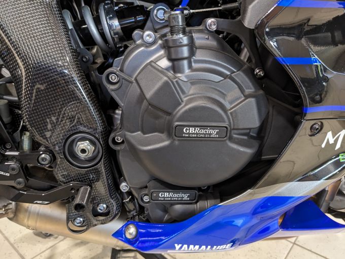 YAMAHA YZF-R7 4