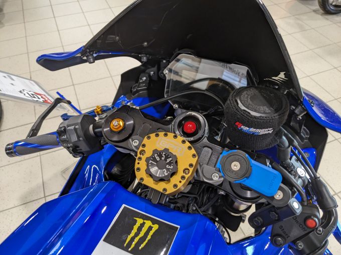 YAMAHA YZF-R7 4