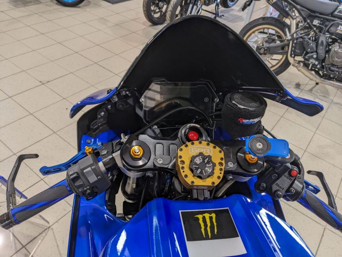 YAMAHA YZF-R7 4