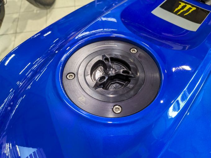 YAMAHA YZF-R7 4