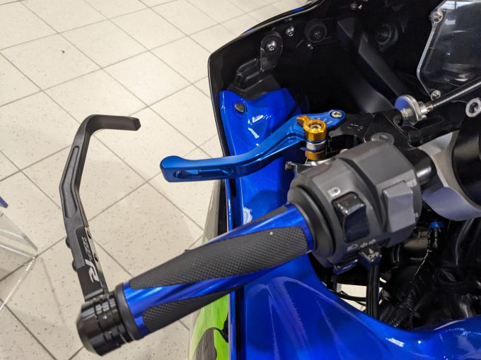 YAMAHA YZF-R7 4