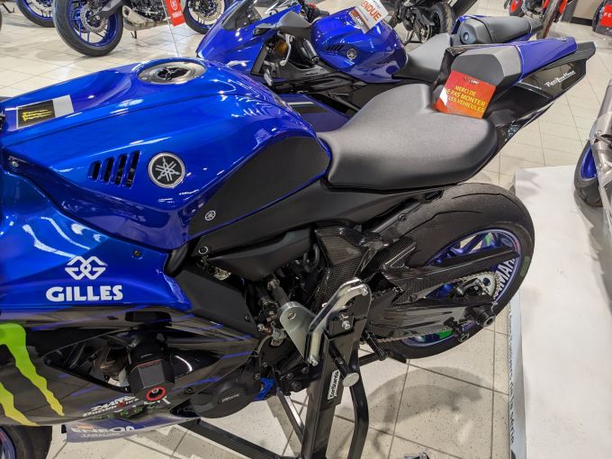 YAMAHA YZF-R7 4