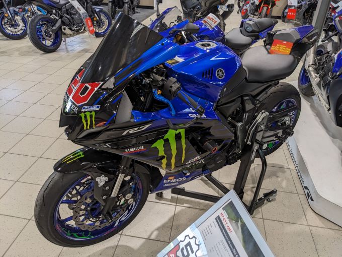 YAMAHA YZF-R7 4