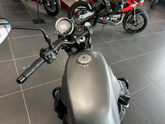 MOTO GUZZI V7 4