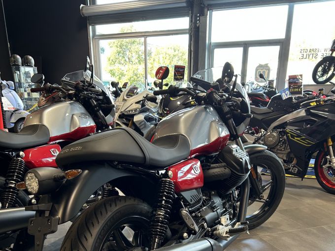 MOTO GUZZI V7 STONE 4