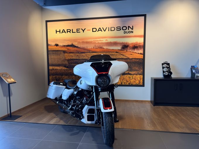 HARLEY-DAVIDSON TOURING STREET GLIDE 1923 CVO  4