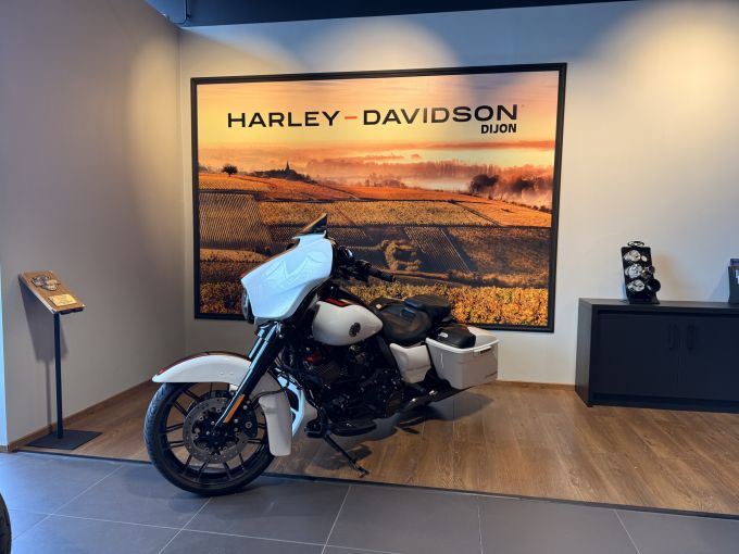 HARLEY-DAVIDSON TOURING STREET GLIDE 1923 CVO  4