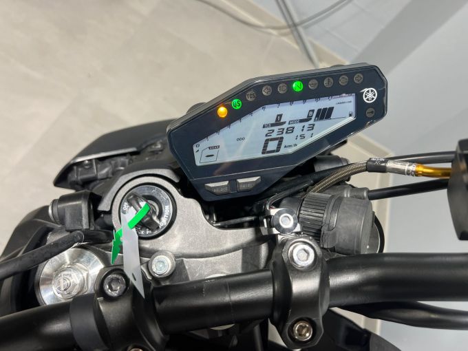 YAMAHA MT-09 4