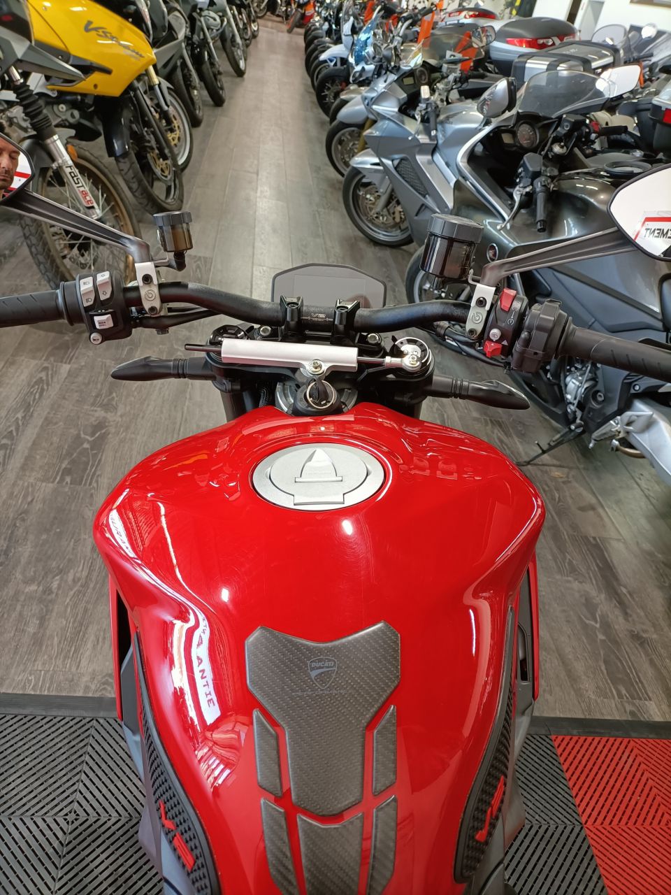 DUCATI STREETFIGHTER V2 4