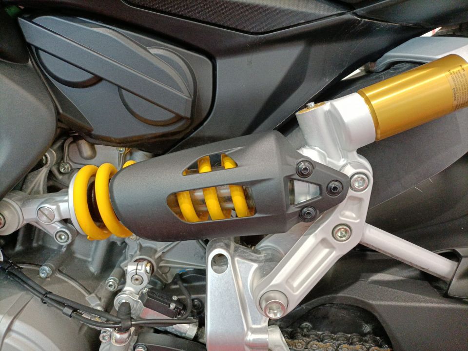 DUCATI STREETFIGHTER V2 4