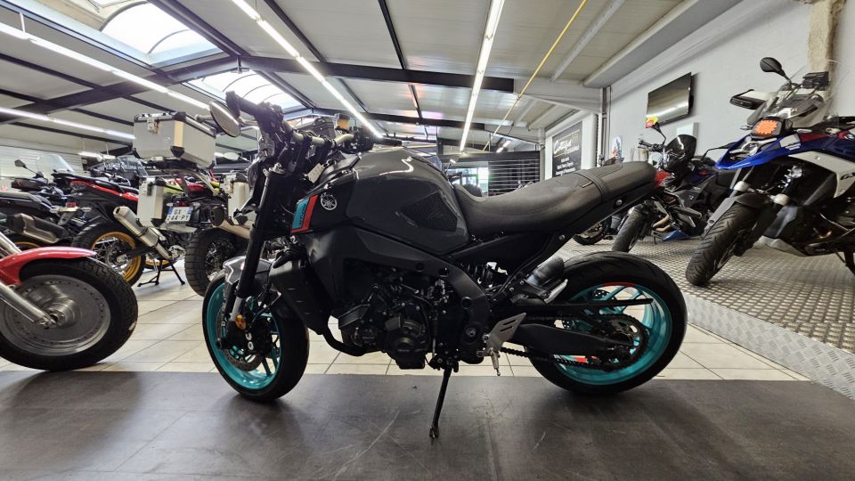 YAMAHA MT-09 4