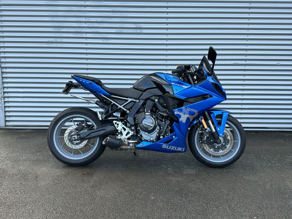 SUZUKI GSX-8R 4