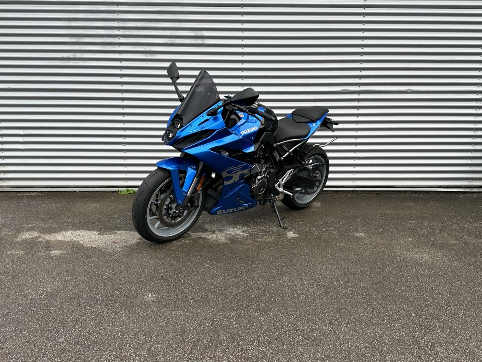 SUZUKI GSX-8R 4