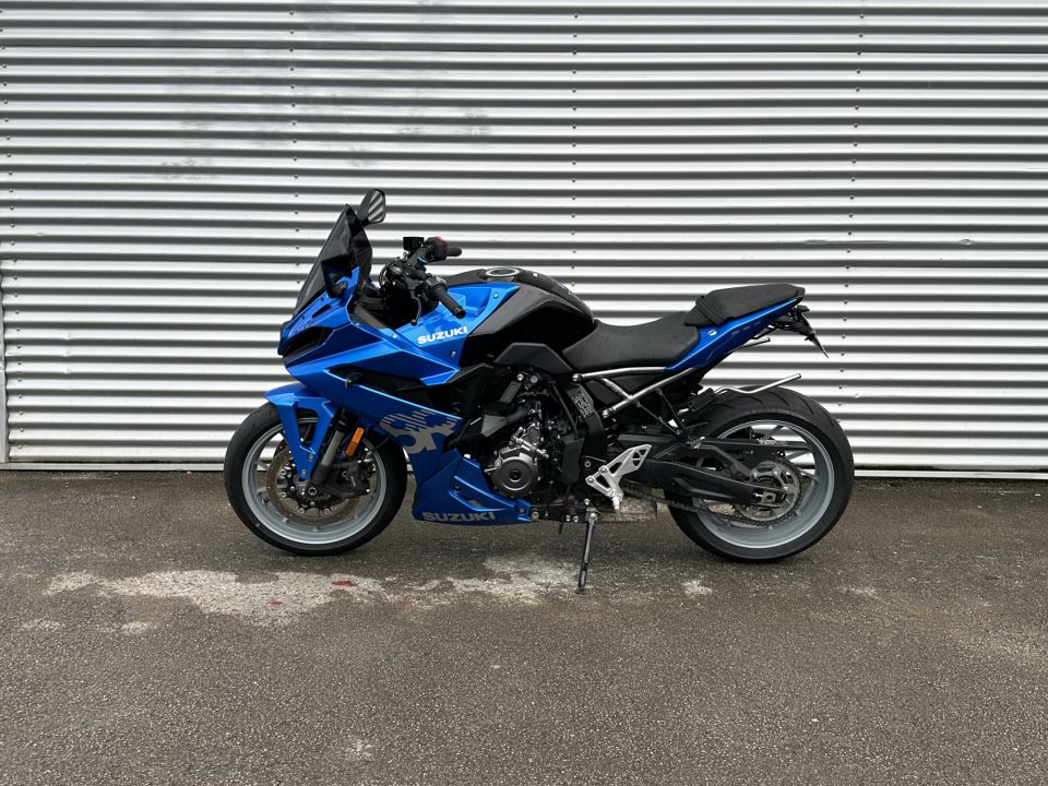 SUZUKI GSX-8R 4