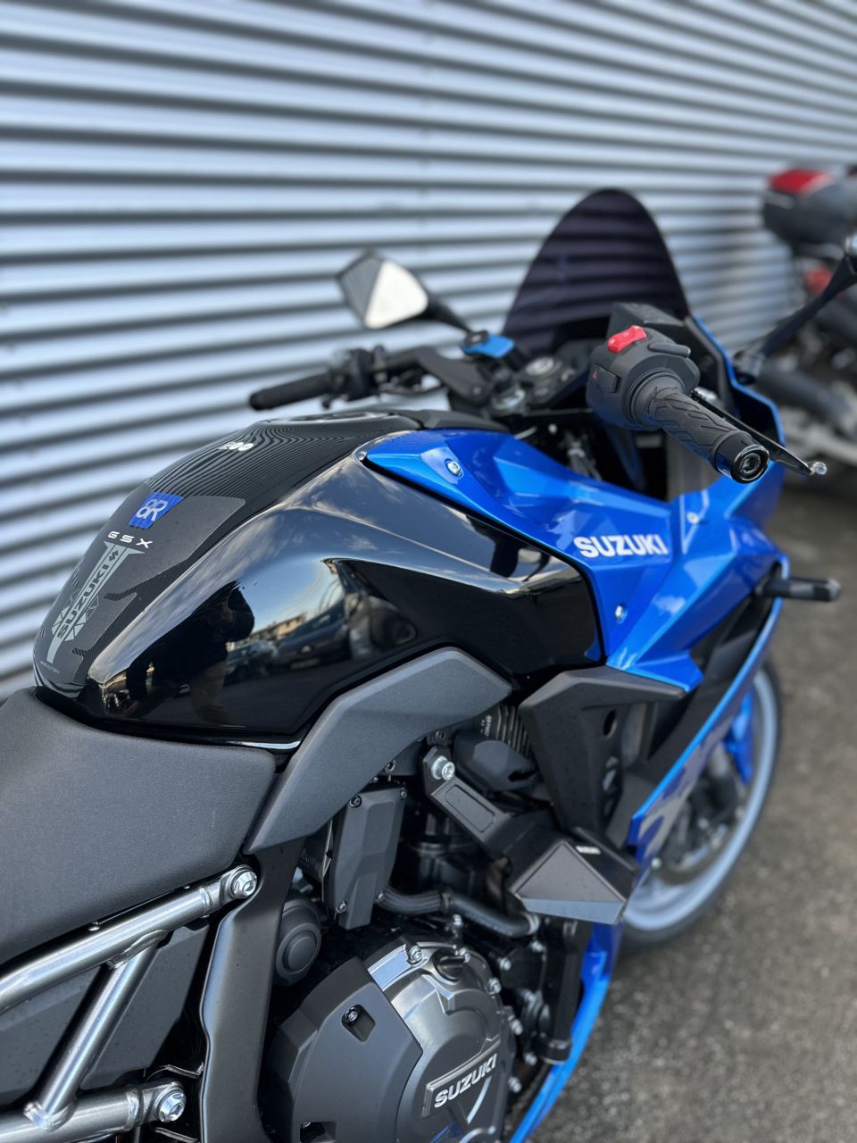 SUZUKI GSX-8R 4