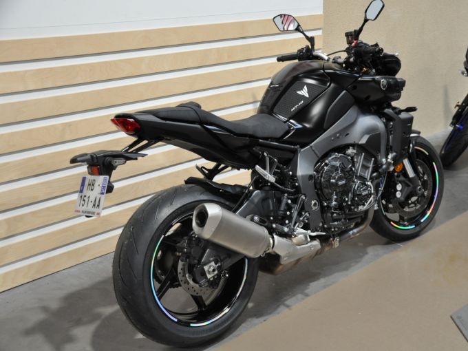 YAMAHA MT-10 4