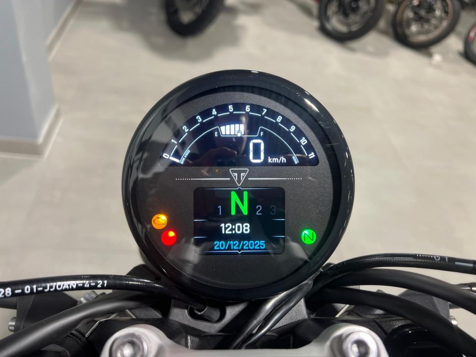 TRIUMPH TRIDENT 660 4