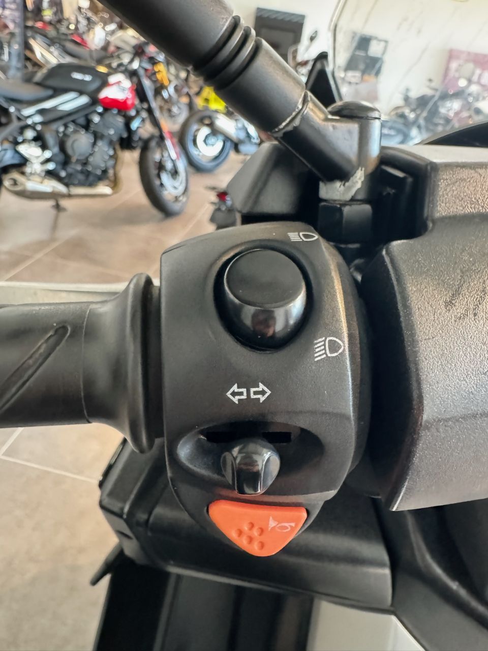 PEUGEOT SATELIS 400 4