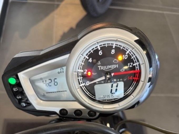 TRIUMPH STREET TRIPLE 675 4