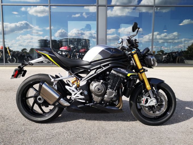 TRIUMPH SPEED TRIPLE 1200 RS 4