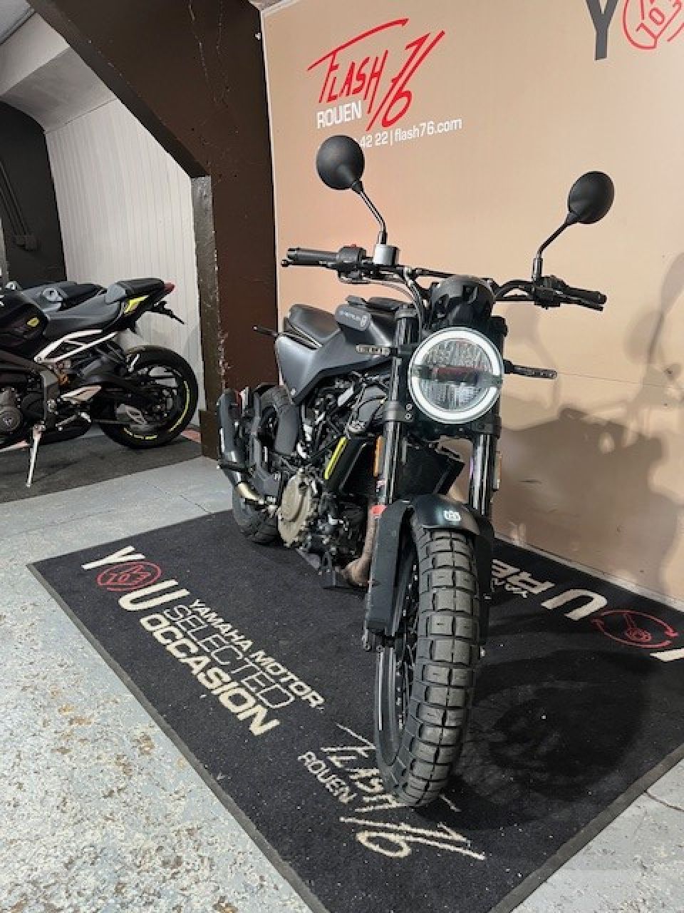 HUSQVARNA SVARTPILEN 125 ABS 4