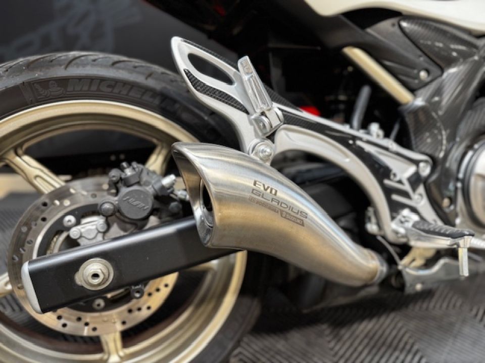 SUZUKI GLADIUS 650 4