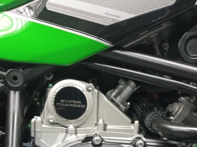 KAWASAKI Ninja H2 SX SE 4