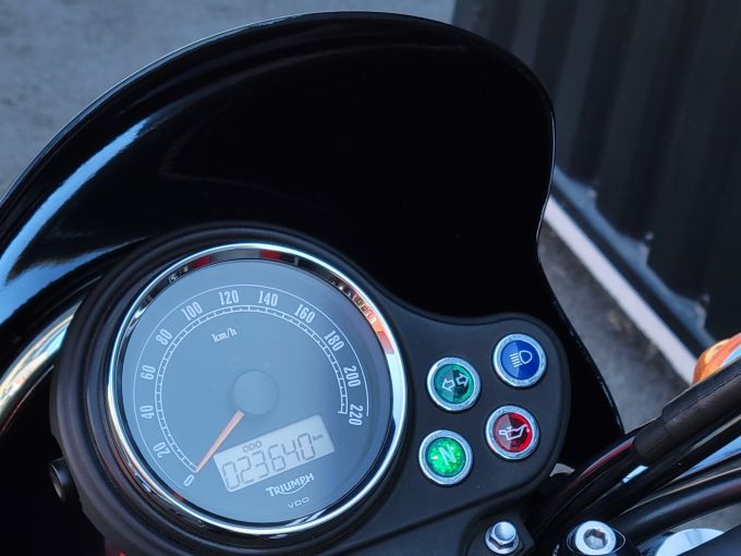 TRIUMPH Bonneville Newchurch 4
