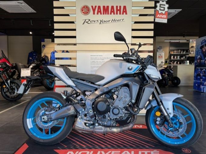 YAMAHA MT-09 4