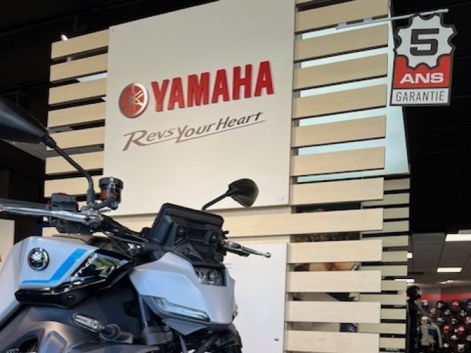 YAMAHA MT-09 4