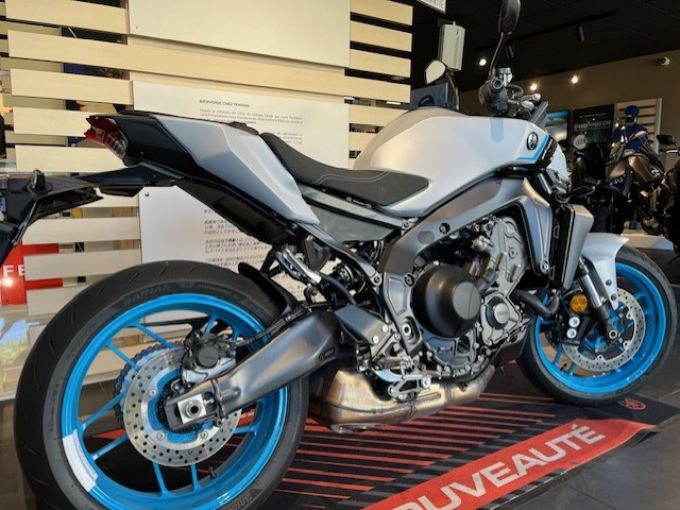YAMAHA MT-09 4