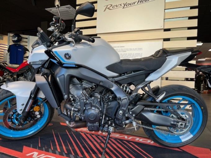 YAMAHA MT-09 4