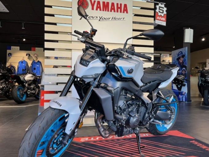 YAMAHA MT-09 4