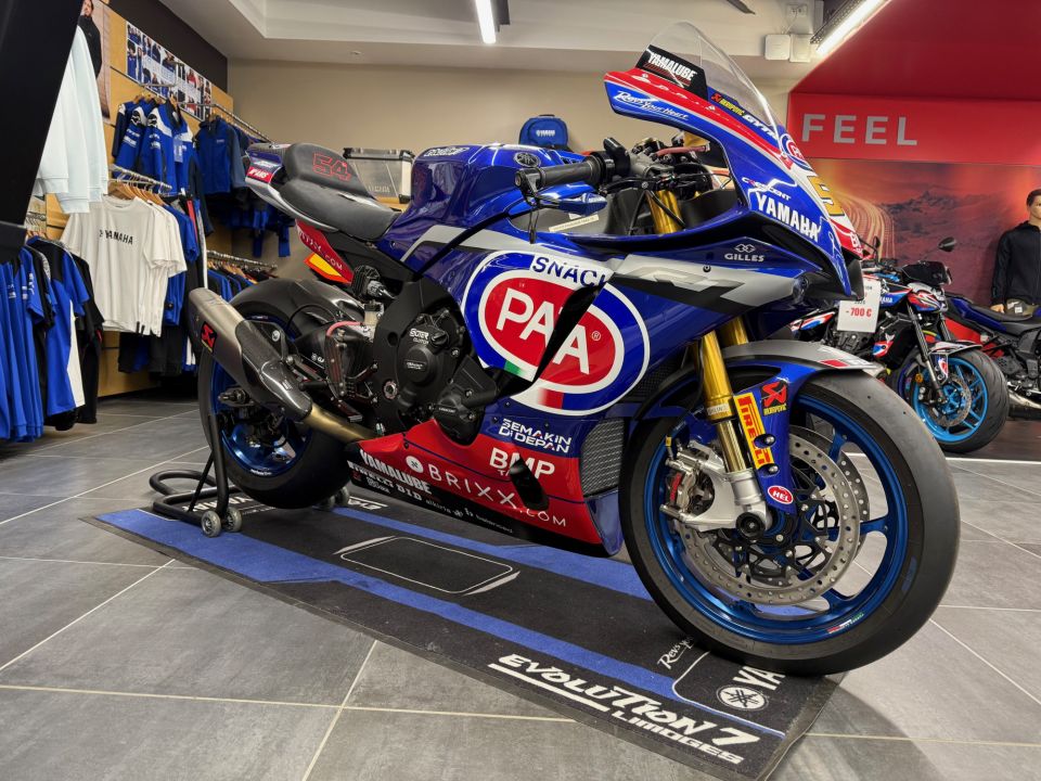 YAMAHA YZF R1 GYTR 4