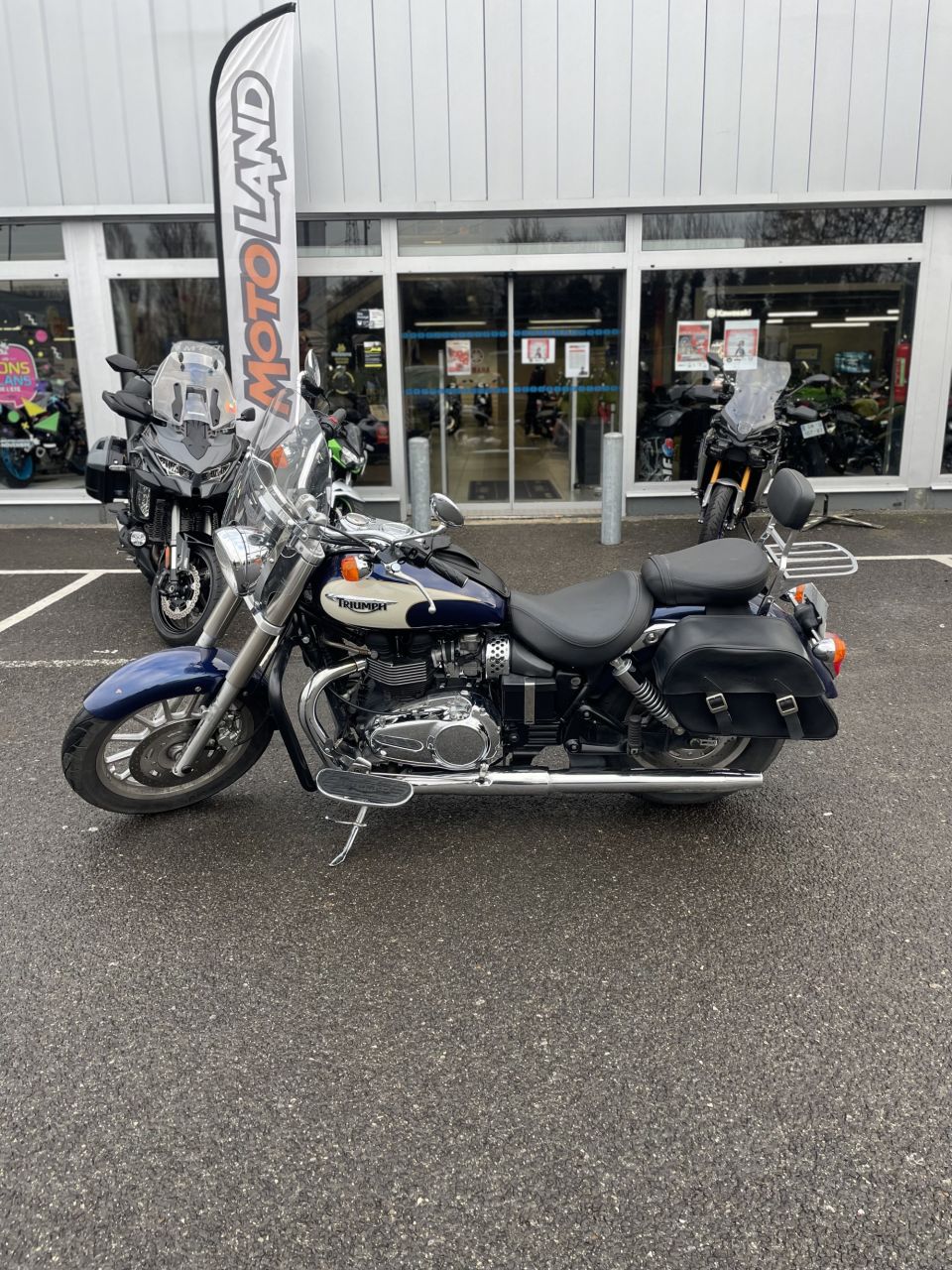 TRIUMPH BONNEVILLE AMERICA 865 4