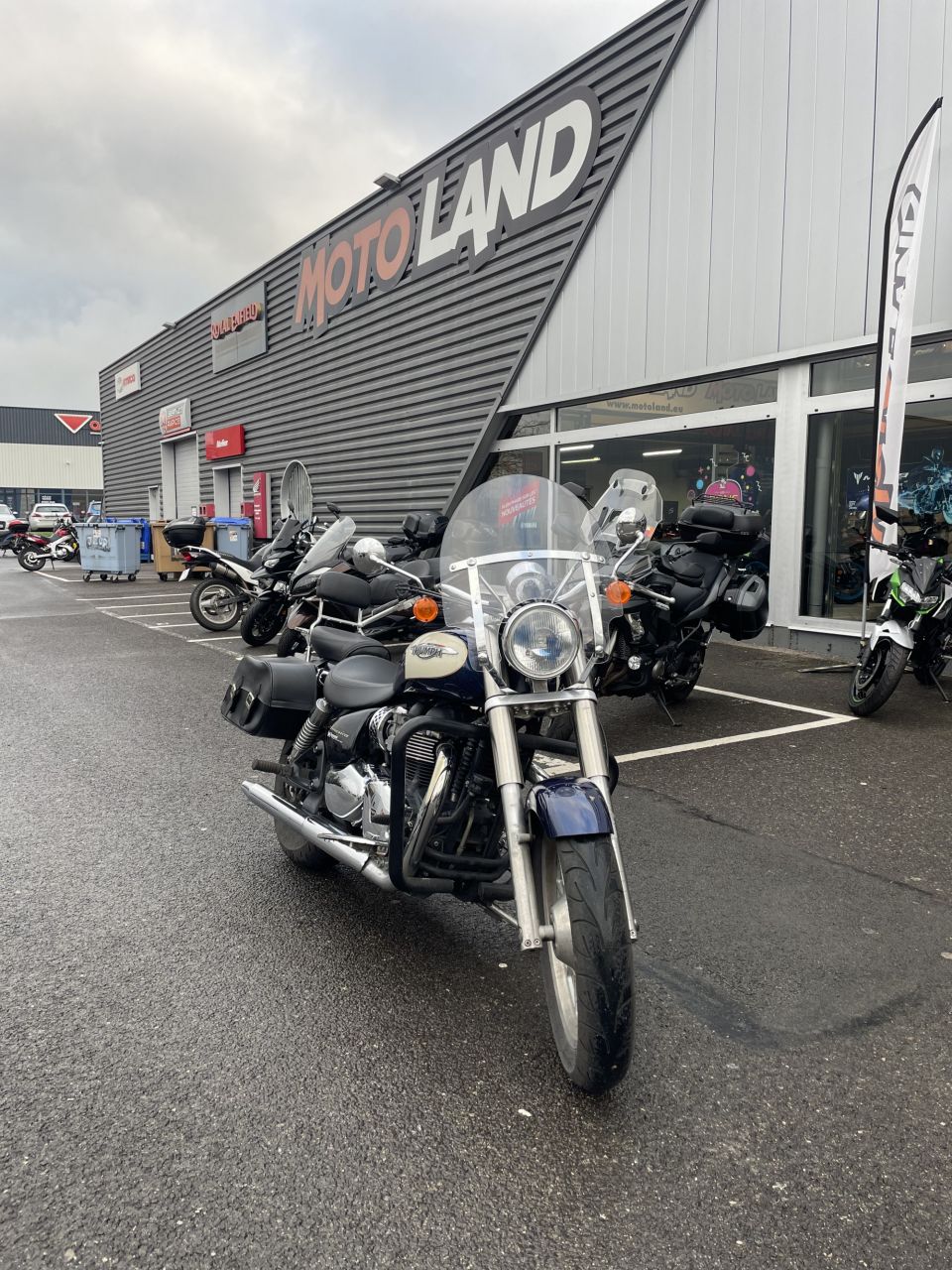 TRIUMPH BONNEVILLE AMERICA 865 4