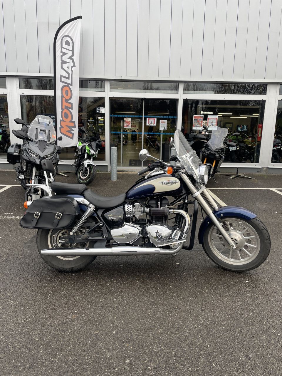 TRIUMPH BONNEVILLE AMERICA 865 4