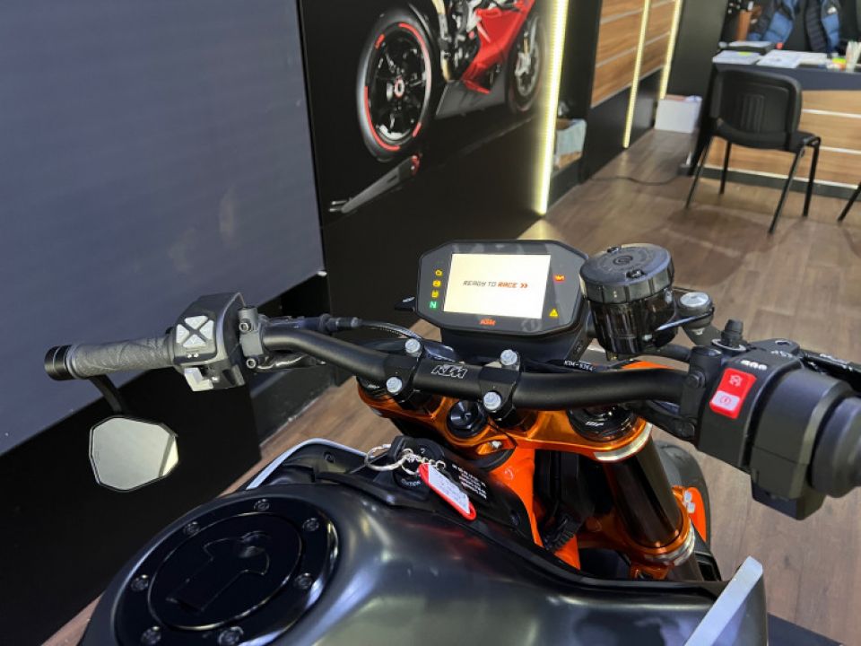 KTM 890 DUKE R 4
