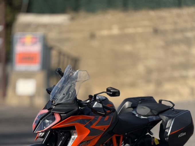 KTM 1290 SUPER DUKE GT 4