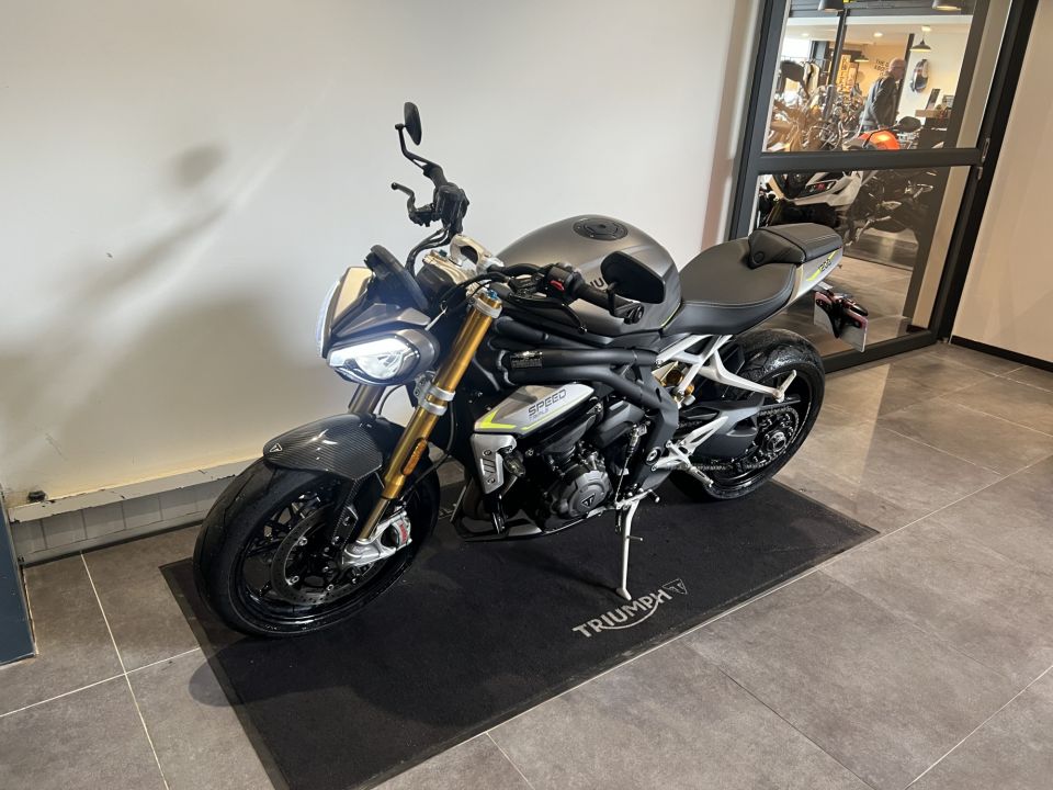 TRIUMPH SPEED TRIPLE 1200 RS 4