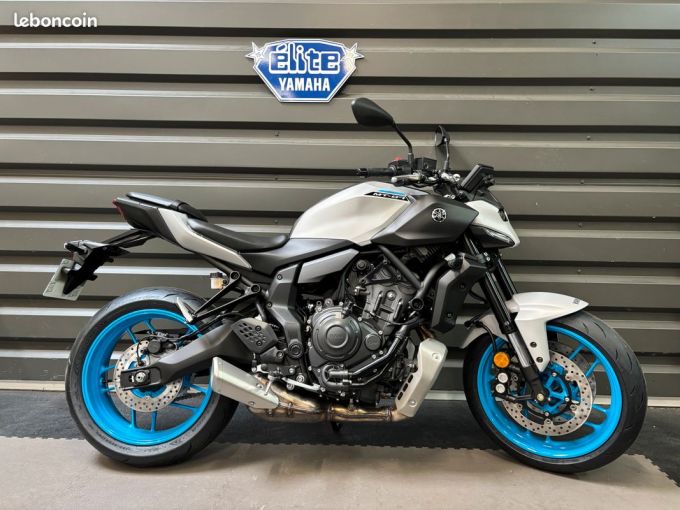 YAMAHA MT-07 4