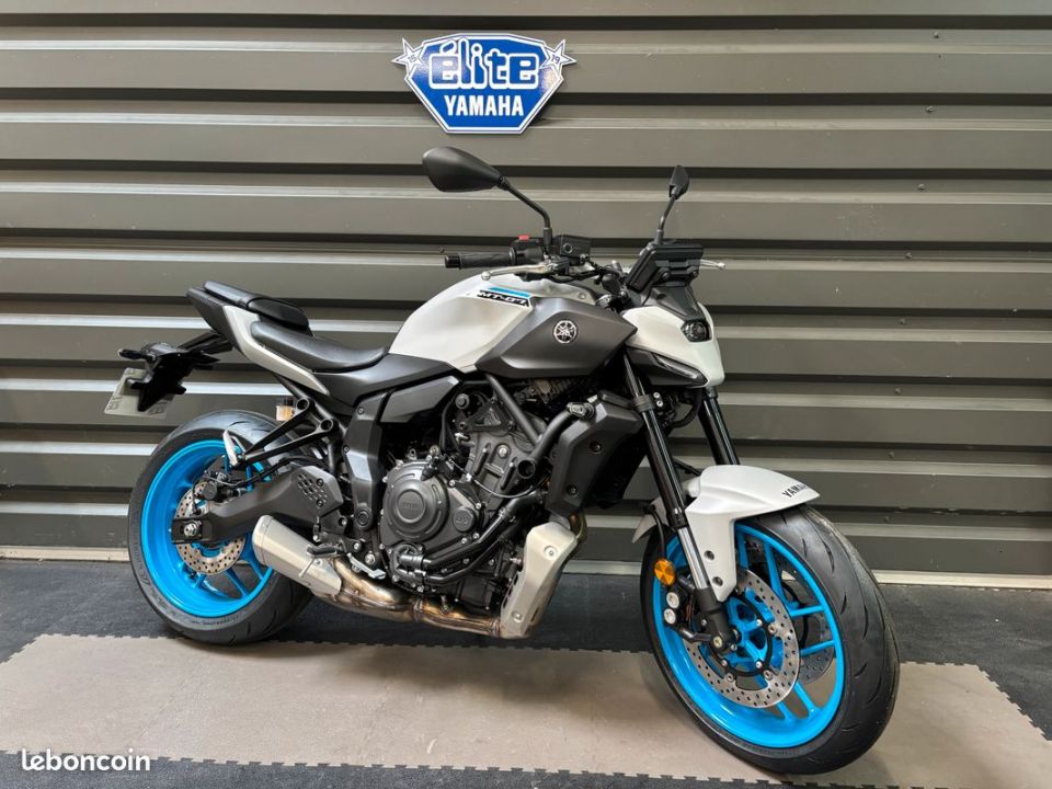 YAMAHA MT-07 4