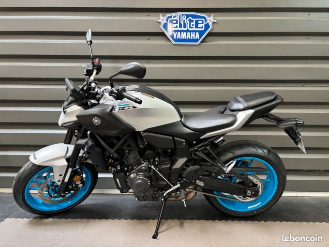 YAMAHA MT-07 4