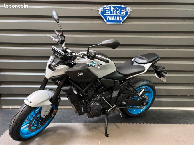 YAMAHA MT-07 4