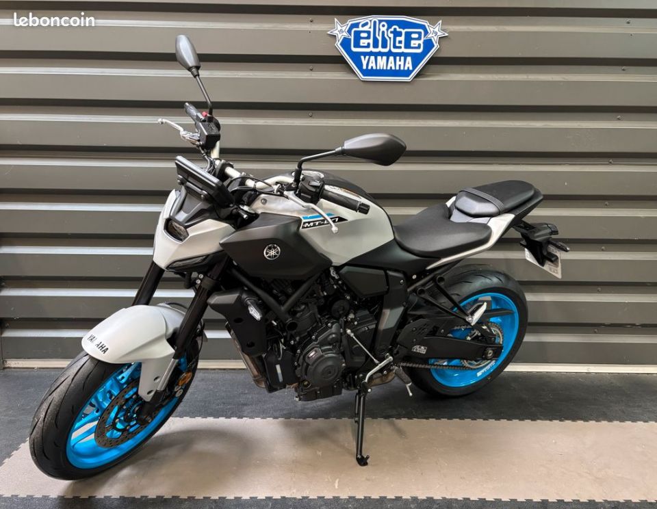 YAMAHA MT-07 4